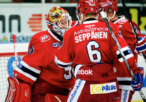 Pontus Sjögren, målvakt, Södertälje, gratuleras till