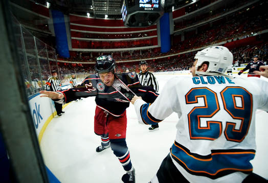 Mike Commodore, Columbus, slåss mot Ryane Clowe, San Jose