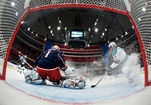 Niclas Wallin, San Jose, oroar framför Steve Mason,