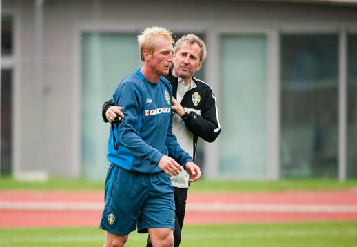 Petter Hansson får en tillsägelse av Erik Hamrén