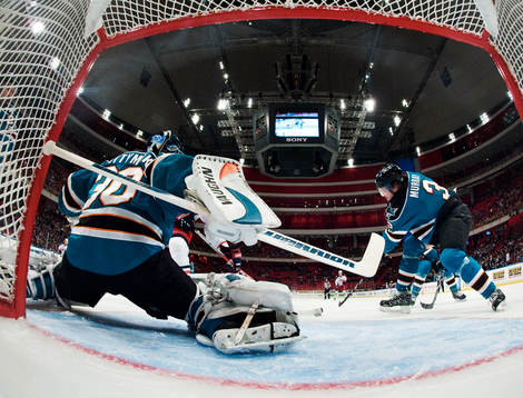 Douglas Murray, San Jose, rensar undan en puck framför