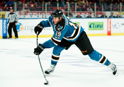 Joe Thornton, San Jose, skjuter mot mål