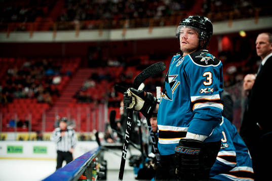 Douglas Murray, San Jose, ser på spelet från bänken
