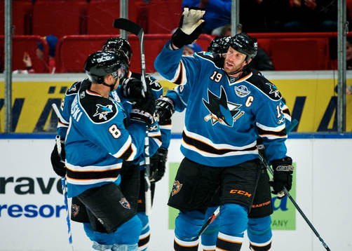 Joe Thornton, San Jose, gratuleras till sitt 2-2-mål