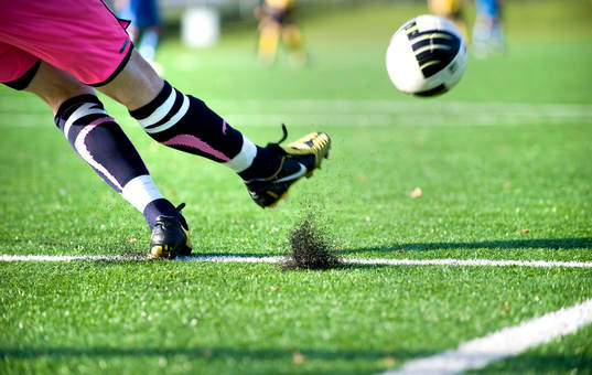 Fot, boll, fotboll, konstgräs, gummikulor i plastgräset