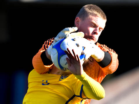 Philip Andersson tas hårt av David Jensen, målvakt,