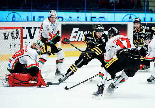 Tobias Ericsson, AIK, oroar framför Nicklas Dahlberg,
