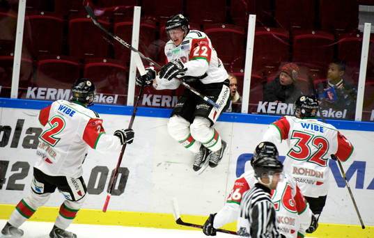 Jubel i Mora vid 4-4. Henrik Eriksson, Mora