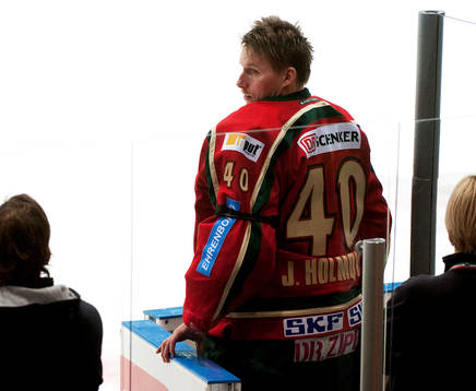 Johan Holmqvist, målvakt, öppnar dörren i båset