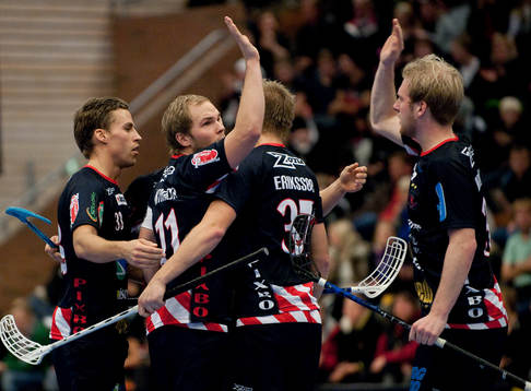 Pixbo gör 5-3 genom Martin Östholm. Jubel