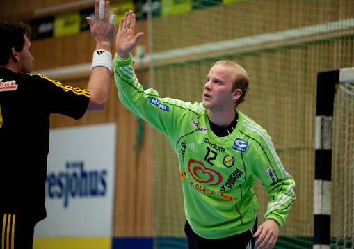 Daniel Bergqvist, målvakt Sävehof, high five med Jonathan