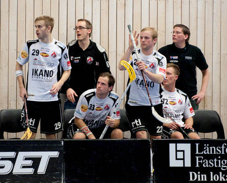 Linköpings bänk, tränare Stefan Hedlund th och