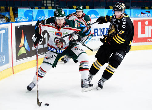 Tomi Kallio, Frölunda, kämpar mot Stefan Johansson, AIK