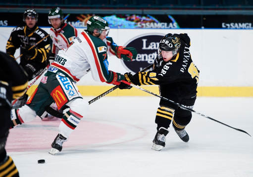 Oscar Ahlström, AIK, trycker iväg pucken mot mål
