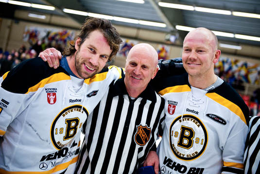 Ishockey, Sven Tumba Johansson hedras med en liten match