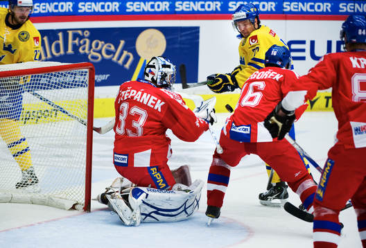 Robert Nilsson, Sverige, slår in 3-2-pucken i mål