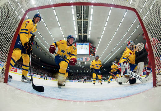David Rundblad och Sebastian Erixon hjälper Stefan Liv,