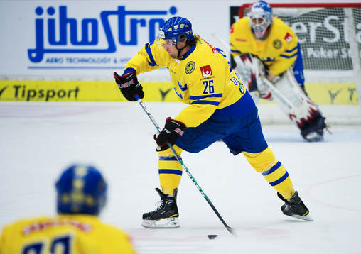 Niklas Olausson, Sverige, passar pucken