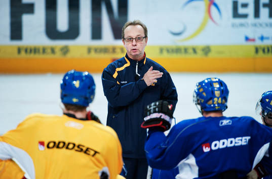 Pär Mårts, förbundskapten, ger instruktioner