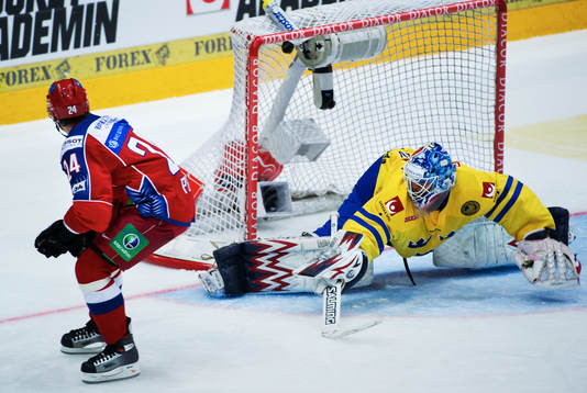 Alexander Popov, Ryssland, gör 2-2 bakom Stefan Liv,
