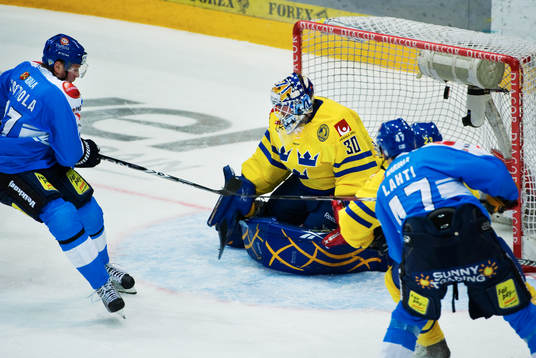 Petri Kontiola, Finland, gör 2-1 bakom Daniel Larsson,