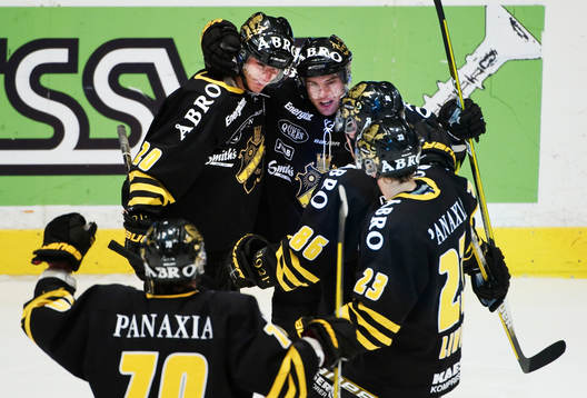Daniel Bång, AIK, gratuleras till sitt 3-0-mål