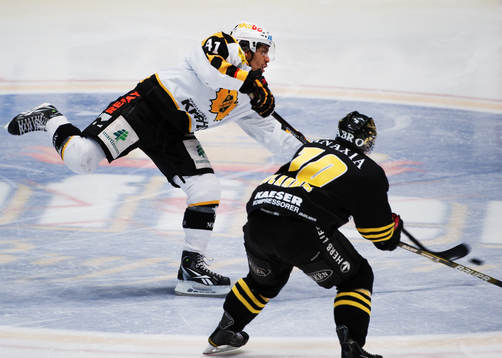 Pierre Edouard Bellemare, Skellefteå, skjuter in 3-1