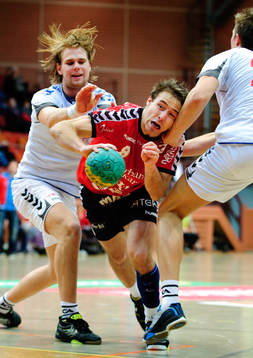 Robin Andersson, GUIF, fastnar mellan Oskar Ysander och