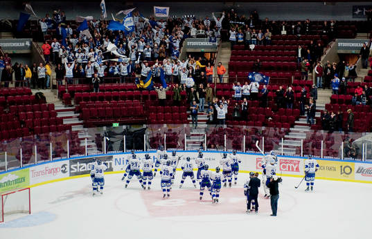 Jubel i Leksand mot sin tillresta supporterskara