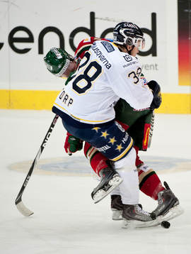 Carl Klingberg, Frölunda, för sig en tryckare av Nichlas
