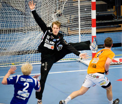 Marcus Eriksson, Kristianstad, överlistar Mikael Aggefors,
