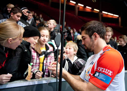 Nikola Karabatic, Montpellier, får skriva autografer