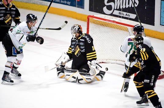 1-5 går in bakom Björn Bjurling, målvakt AIK