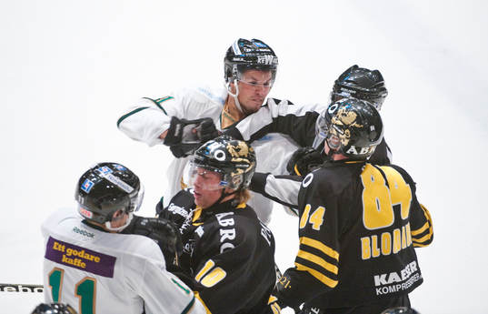 Dick Axelsson, Färjestad ger sig på Patric Blomdahl, AIK.