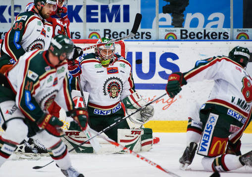 Joakim Lundström, målvakt, Frölunda, motar ett skott