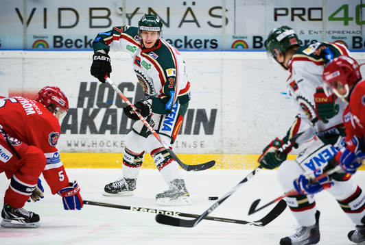 Mika Pyörälä, Frölunda, passar pucken till en medspelare