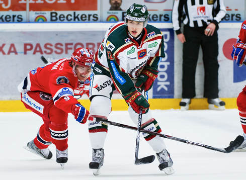 Joakim Eriksson, Södertälje, försöker att stoppa Johan
