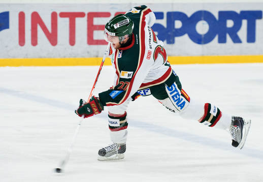 Mikko Mäenpää, Frölunda, skjuter mot mål
