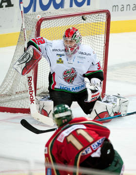 Per-Johan Axelsson, Frölunda, gör 3-0 bakom Tuomas