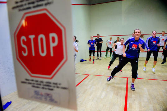 Sabina Jacobsen leder ett pass i afrikans dansen Zumba