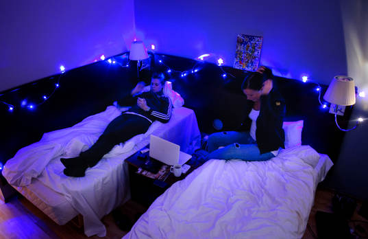 Linnea Torstensson och Kristina Flognman på sitt hotellrum