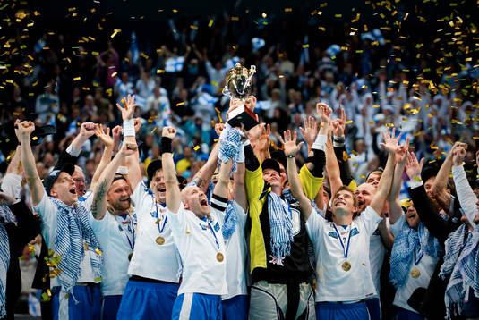 Finland lyfter Guldpokalen och är Världsmästare. Guld,