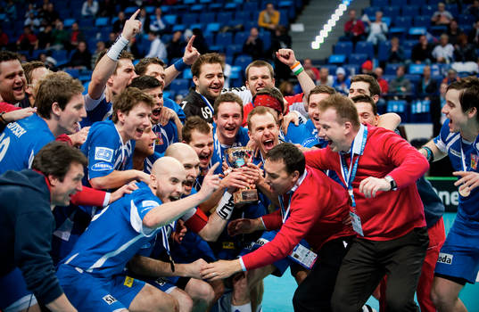 Tjeckien lyfter pokalen jubel