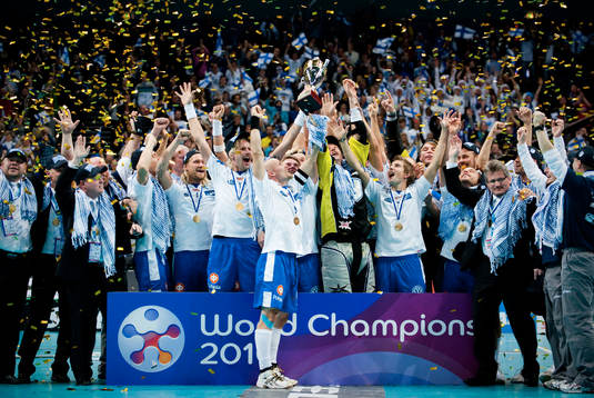 Finland lyfter Guldpokalen och är Världsmästare. Guld,