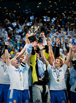 Finland lyfter Guldpokalen och är Världsmästare. Guld,