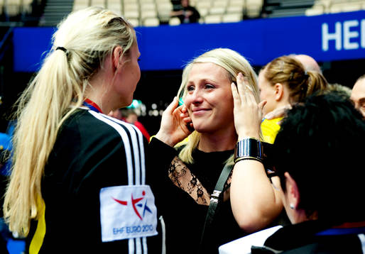 Gabriella Kain, målvakt, gråter och kramar en lika mycket