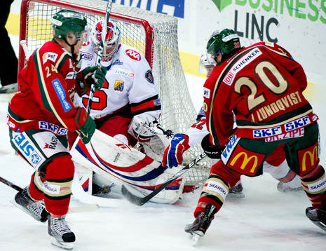 Joel Lundqvist, Frölunda, gör 1-0 bakom Riku Helenius,