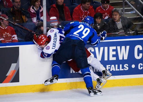 Vladimir Tarasenko, Ryssland, blir tacklad av Joonas