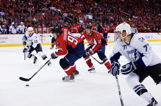 Marcus Johansson, Washington, tar sig förbi Victor Hedman,