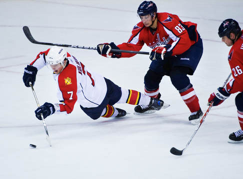 Dmitry Kulikov, Florida, faller i en kamp med Jay Beagle,
